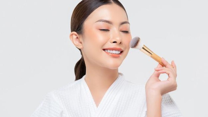 Cara Tepat Pilih Blush On di Usia 20-an agar Tidak Terlihat Tua