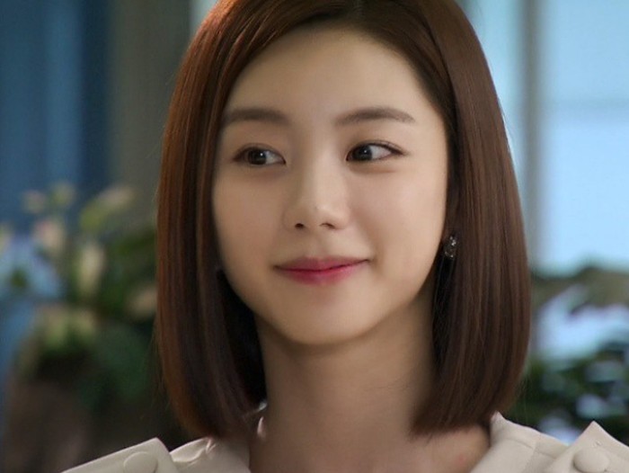 Ingat perempuan cantik yang jadi cinta pertama Yoon Ji Hoo dalam drama Boys Before Flowers? Yup, Park Soo Jin! Ternyata sebelum jadi aktris, ia tergabung dalam grup SUGAR bersama Hwang Jung Eum, loh! / foto: instagram.com/park_soo_jin_