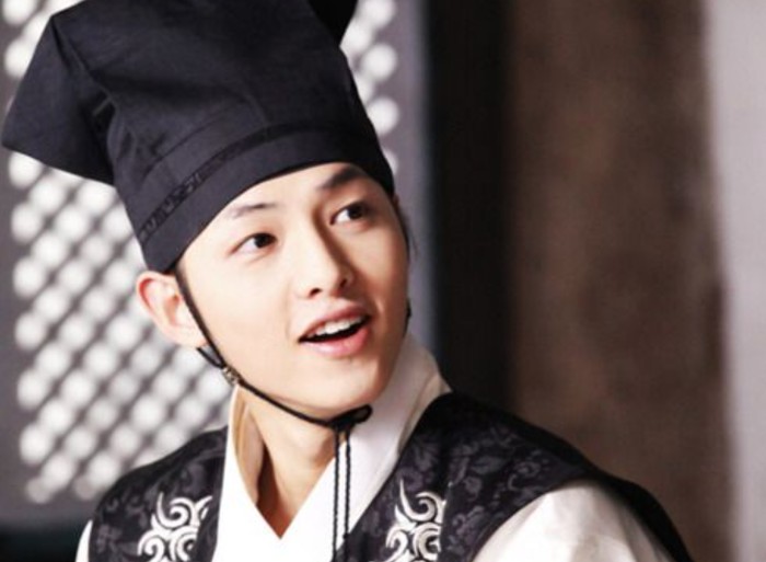 Jadi pengacara di Vincenzo, Song Joong Ki ternyata pernah jadi playboy era Joseon dalam drama Sungkyunkwan Scandal. Ia berperan sebagai Goo Yong Ha, playboy yang jago nyanyi dan paling populer di Universitas Sungkyunkwan / foto: kbs.co.kr
