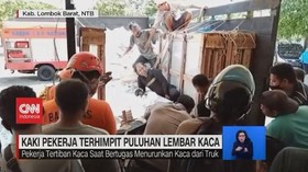 VIDEO: Kaki Pekerja Terhimpit Puluhan Lembar Kaca