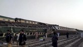 FOTO: Tabrakan Maut Dua Kereta Api di Pakistan Dua kereta api bertabrakan di Pakistan hingga mengakibatkanya sedikitnya 30 orang tewas, Senin (7/6).