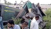 FOTO: Tabrakan Maut Dua Kereta Api di Pakistan Dua kereta api bertabrakan di Pakistan hingga mengakibatkanya sedikitnya 30 orang tewas, Senin (7/6).