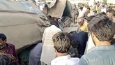 FOTO: Tabrakan Maut Dua Kereta Api di Pakistan Dua kereta api bertabrakan di Pakistan hingga mengakibatkanya sedikitnya 30 orang tewas, Senin (7/6).