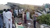 FOTO: Tabrakan Maut Dua Kereta Api di Pakistan Dua kereta api bertabrakan di Pakistan hingga mengakibatkanya sedikitnya 30 orang tewas, Senin (7/6).
