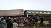 FOTO: Tabrakan Maut Dua Kereta Api di Pakistan Dua kereta api bertabrakan di Pakistan hingga mengakibatkanya sedikitnya 30 orang tewas, Senin (7/6).