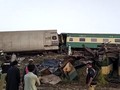 FOTO: Tabrakan Maut Dua Kereta Api di Pakistan