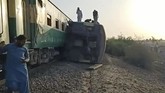 FOTO: Tabrakan Maut Dua Kereta Api di Pakistan Dua kereta api bertabrakan di Pakistan hingga mengakibatkanya sedikitnya 30 orang tewas, Senin (7/6).