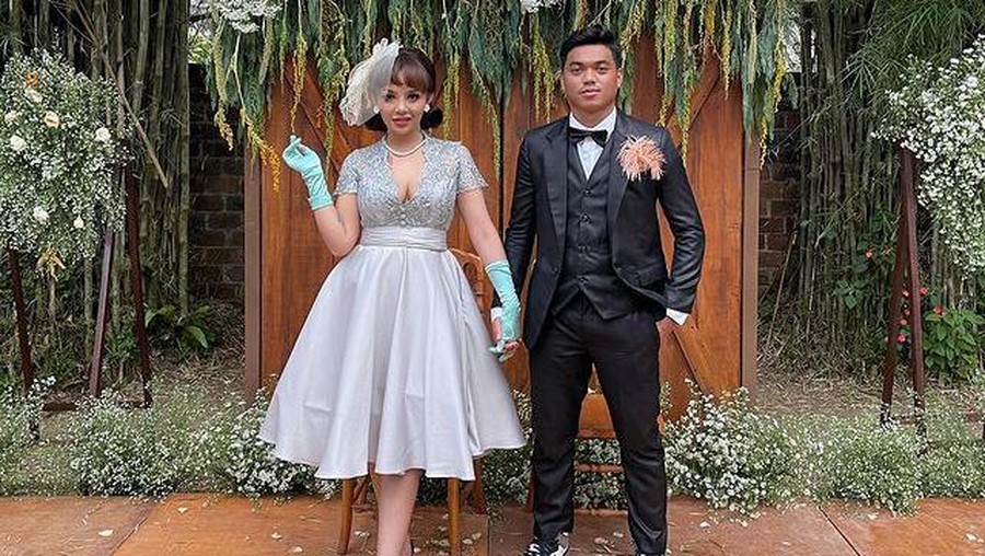 Alfath Fathier telah resmi menikahi Nadia Christina. Yuk kita intip momen pernikahan mereka!