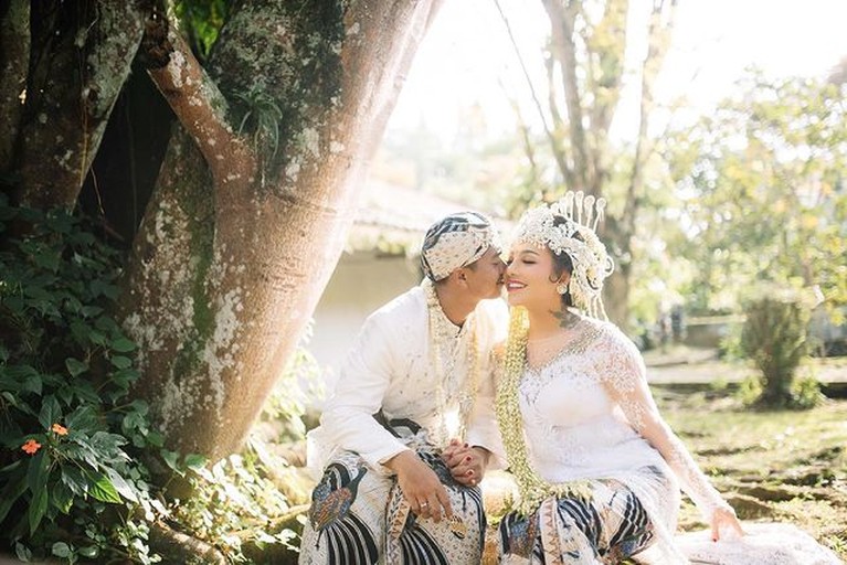 Alfath Fathier telah resmi menikahi Nadia Christina. Yuk kita intip momen pernikahan mereka!