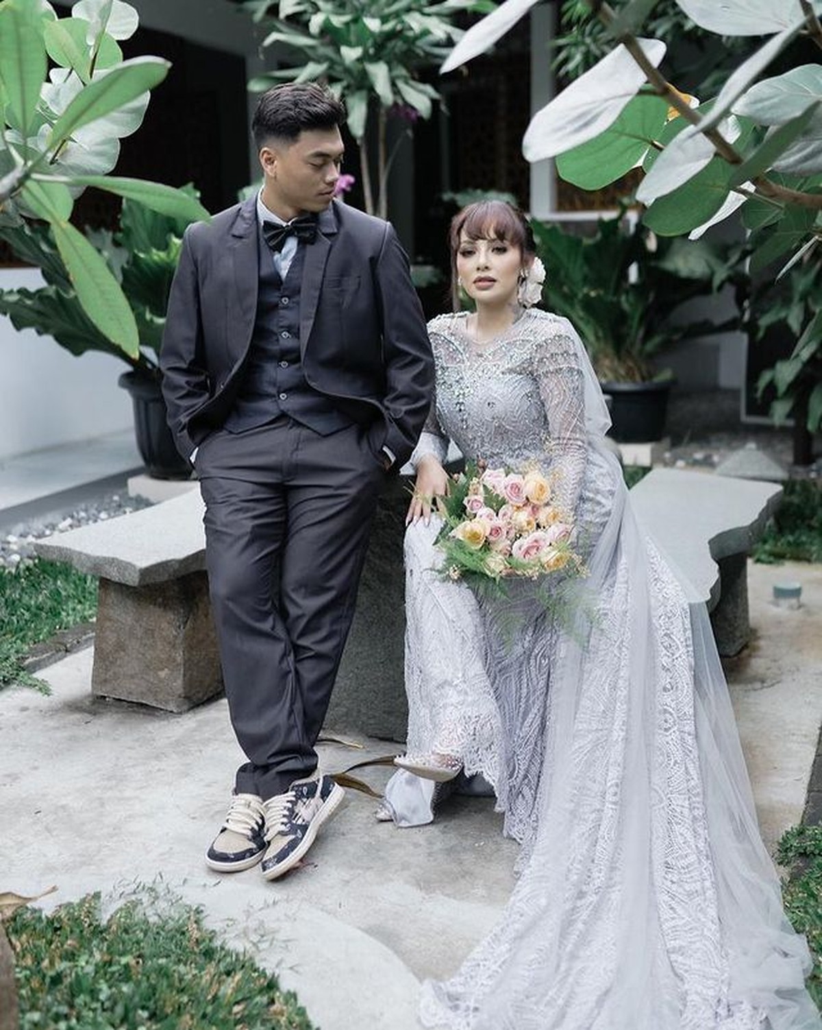 Alfath Fathier telah resmi menikahi Nadia Christina&period; Yuk kita intip momen pernikahan mereka&excl;