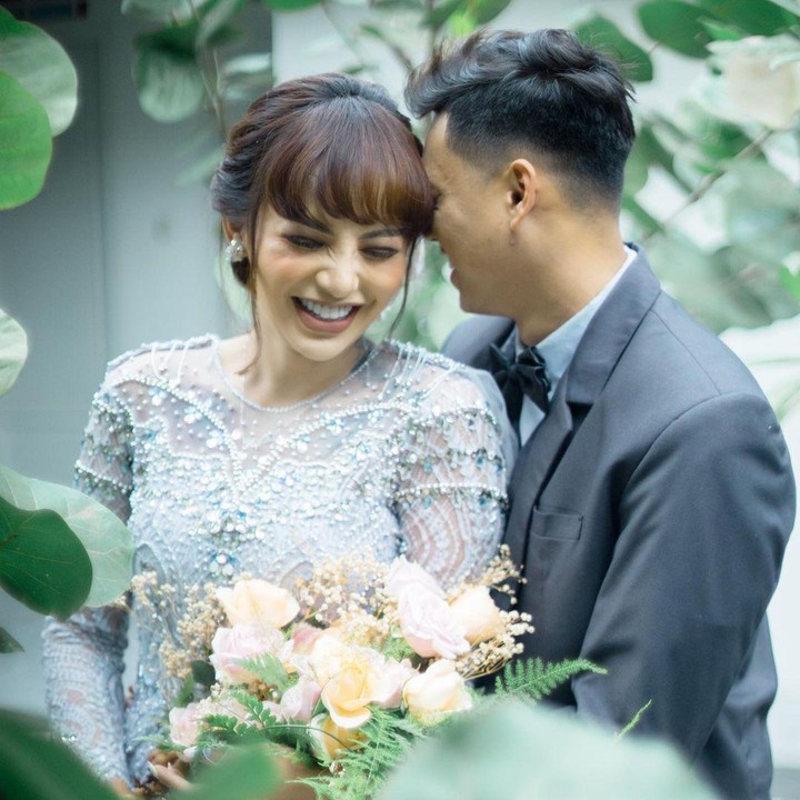 <p>Senyum Nadia Christina tampak merekah di setiap jepretan fotonya. Ia dipinang dengan mas kawin berupa cincin emas 5 gram dan seperangkat alat salat. (Foto: Instagram: @__nadiachristina)</p>