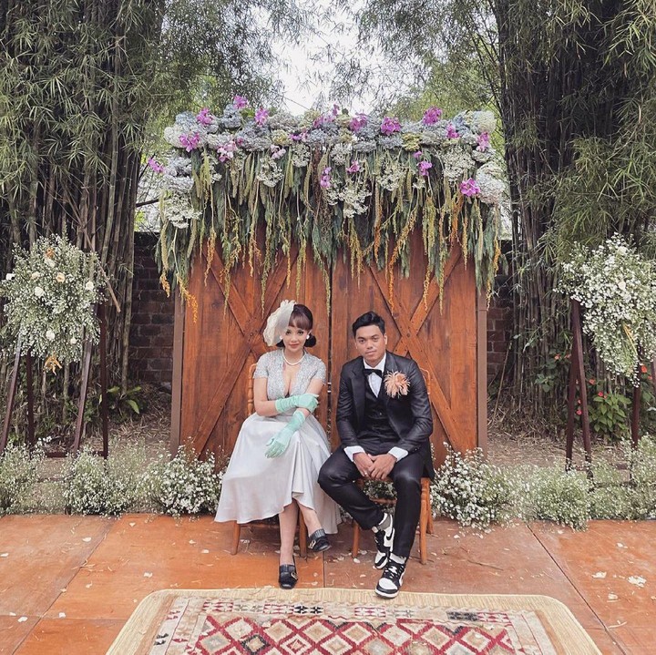 <p>Pesepakbola Alfath Fathier resmi menikahi Nadia Christina pada Minggu, 6 Juni 2021. Bek Persija itu telah menyelesaikan drama tes DNA dengan sang mantan istri, Ratu Rizky Nabila. (Foto: Instagram: @__nadiachristina)</p>