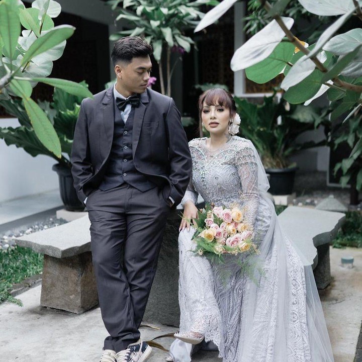 <p>Sebelumnya, Alfath Fathier dan Nadia Christina juga telah melakukan sesi pemotretan bertema modern. Nadia tampil anggun dalam balutan busana beraksen ekor panjang. (Foto: Instagram: @alfathfaathier)</p>