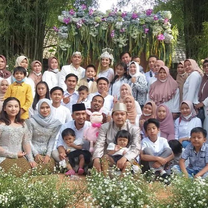 <p>Alfath Fathier dan Nadia Christina melangsungkan pesta pernikahan yang digelar di sebuah area outdoor. Acara hanya dihadiri oleh kerabat dekat. (Foto: Instagram: @__nadiachristina)</p>