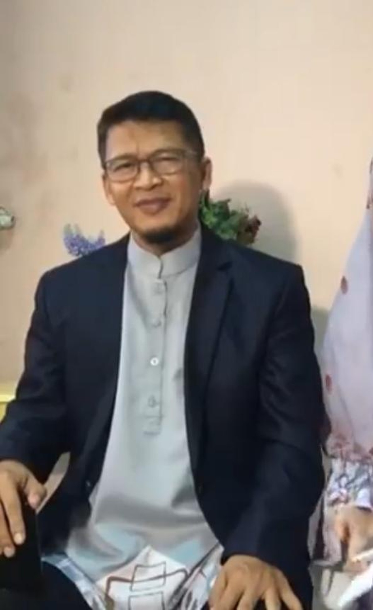 Sifat buruk Aa Gym kepada Teh Ninih dibongkar oleh sang putra&comma; Aa Gym pun melakukan pembelaan&period; Yuk kita lihat potretnya&excl;