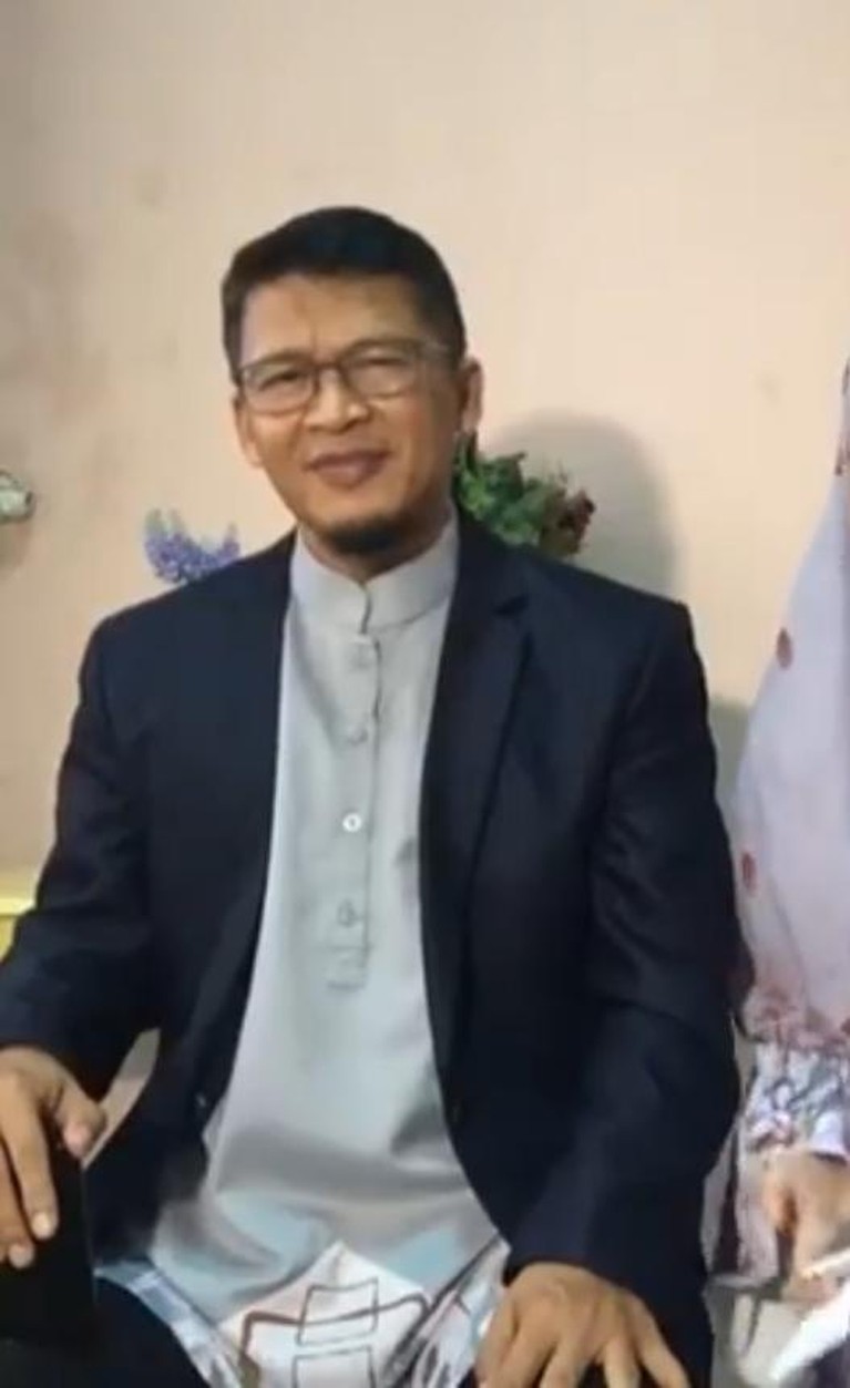 Pembelaan Aa Gym Atas Tuduhan Zalim pada Istri oleh Putranya Sifat buruk Aa Gym kepada Teh Ninih dibongkar oleh sang putra, Aa Gym pun melakukan pembelaan. Yuk kita lihat potretnya!