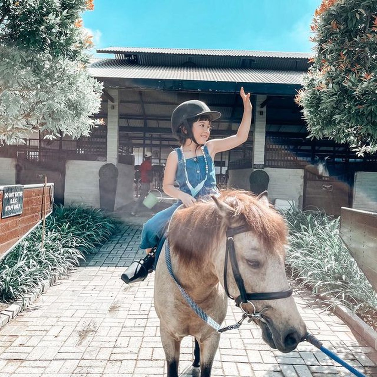 Gempi menikmati sesi berkuda saat liburan ke Bali bareng Gisel&period; Yuk kita intip potret Gempi saat berkuda&excl;