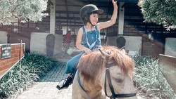 Intip Gaya Gempi Saat Berkuda, Gemoy Abis!