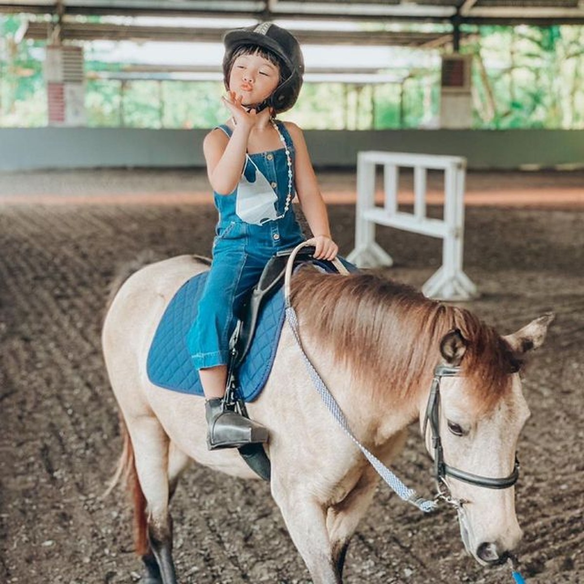 Gempi menikmati sesi berkuda saat liburan ke Bali bareng Gisel&period; Yuk kita intip potret Gempi saat berkuda&excl;