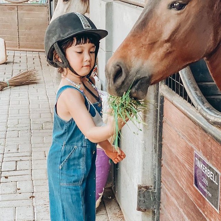 Potret Gempi Saat Berkuda Gempi menikmati sesi berkuda saat liburan ke Bali bareng Gisel. Yuk kita intip potret Gempi saat berkuda!