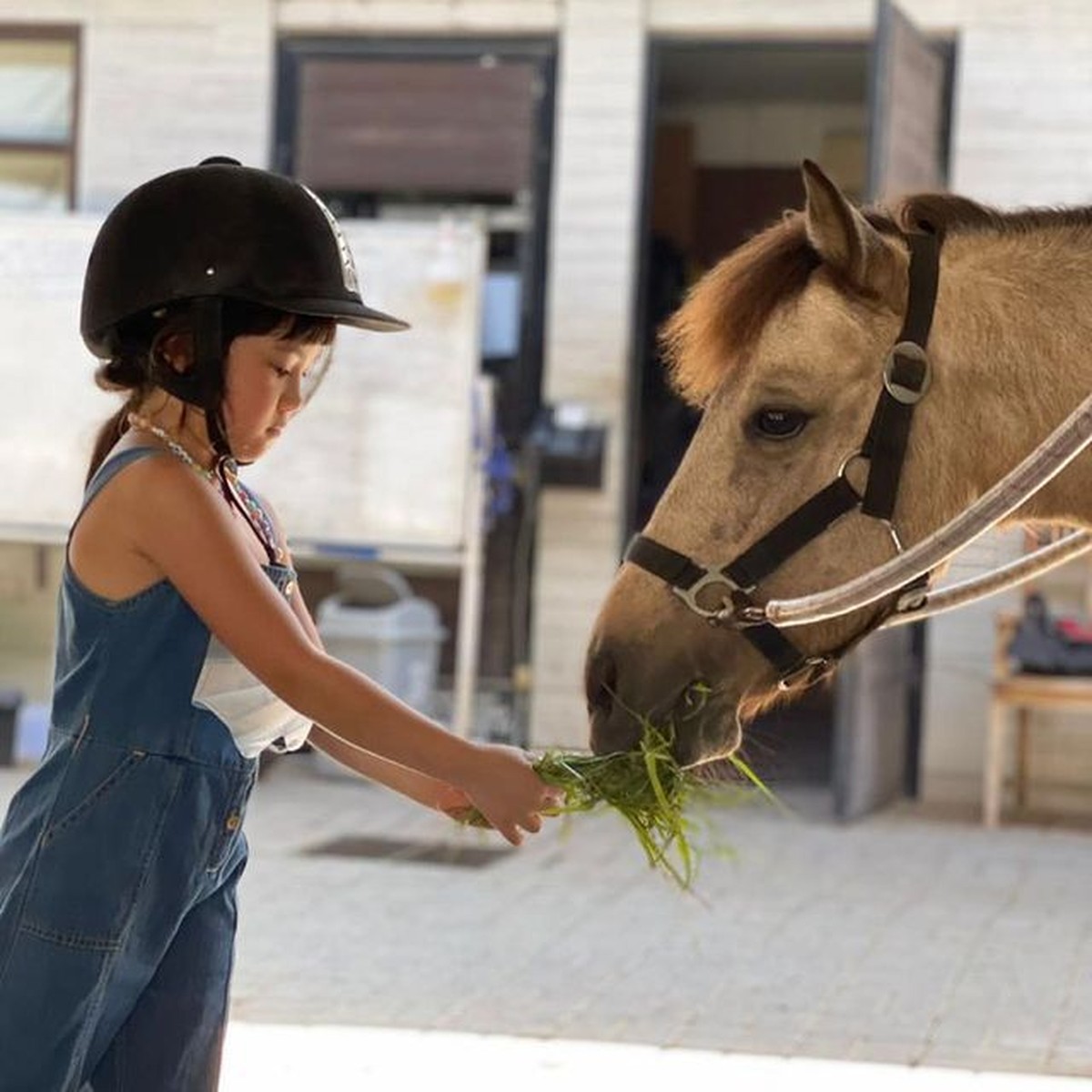 Gempi menikmati sesi berkuda saat liburan ke Bali bareng Gisel&period; Yuk kita intip potret Gempi saat berkuda&excl;