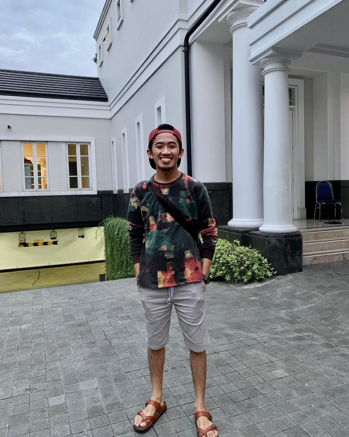 Nama Ustaz Syam tiba-tiba viral di media sosial karena salah bicara saat tampil live di TV&period; Yuk kita lihat potret Ustaz Syam&excl;