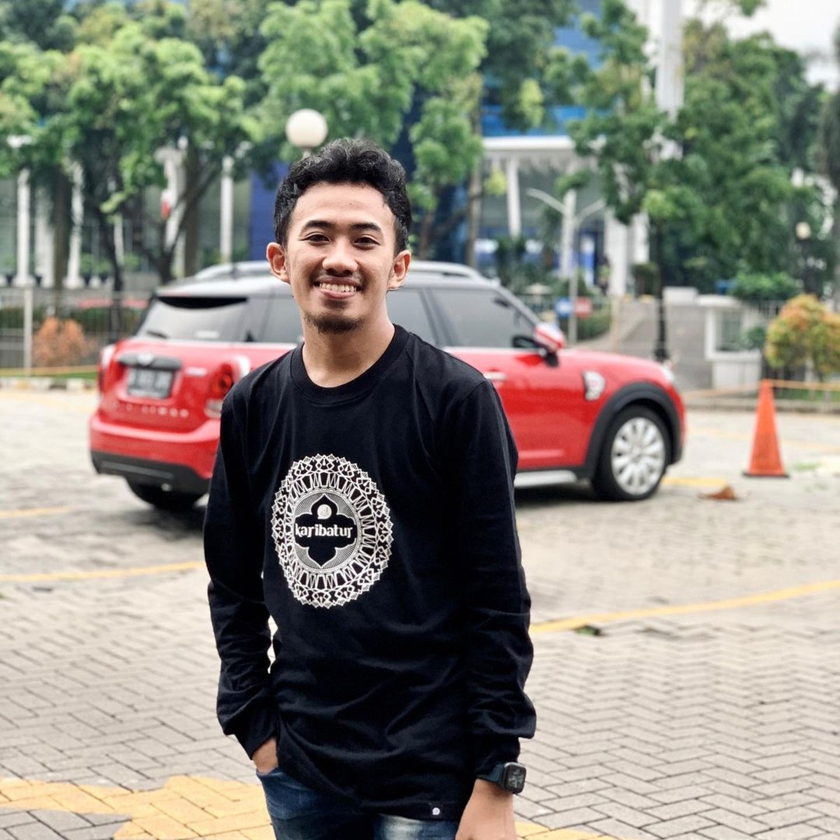 Nama Ustaz Syam tiba-tiba viral di media sosial karena salah bicara saat tampil live di TV&period; Yuk kita lihat potret Ustaz Syam&excl;