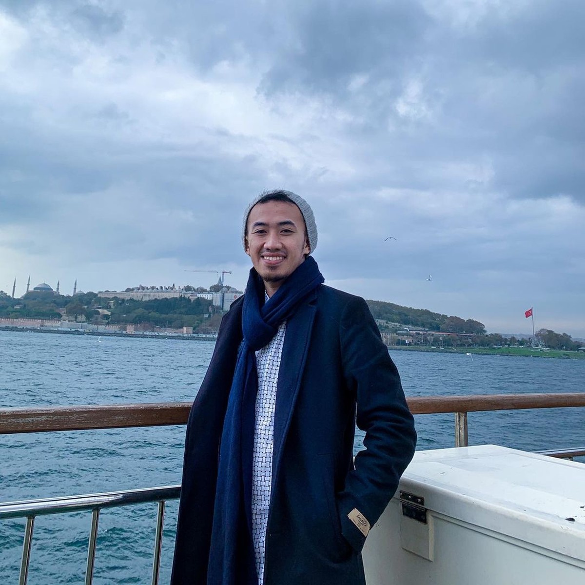 Nama Ustaz Syam tiba-tiba viral di media sosial karena salah bicara saat tampil live di TV&period; Yuk kita lihat potret Ustaz Syam&excl;