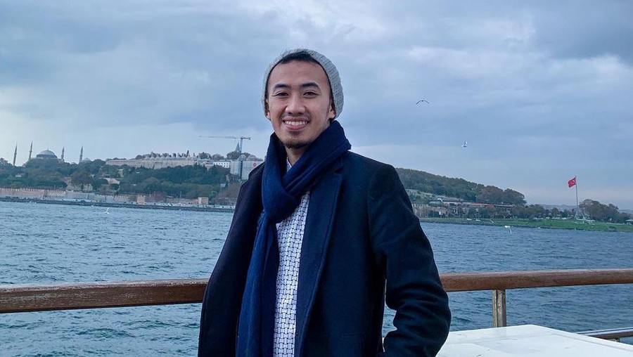 Nama Ustaz Syam tiba-tiba viral di media sosial karena salah bicara saat tampil live di TV&period; Yuk kita lihat potret Ustaz Syam&excl;