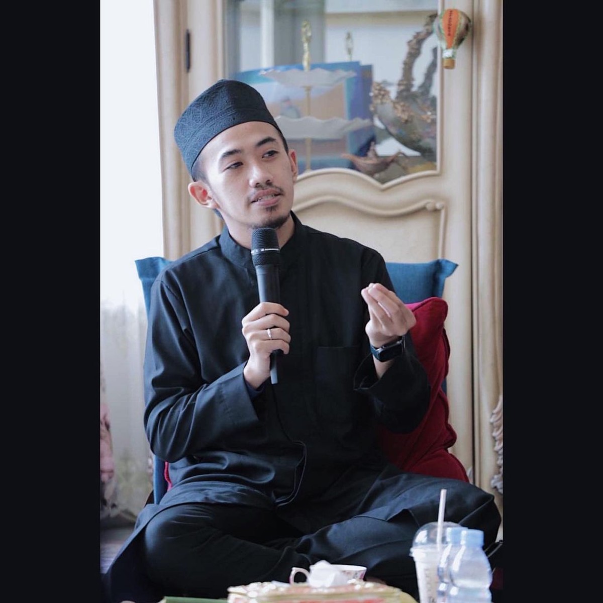 Nama Ustaz Syam tiba-tiba viral di media sosial karena salah bicara saat tampil live di TV&period; Yuk kita lihat potret Ustaz Syam&excl;