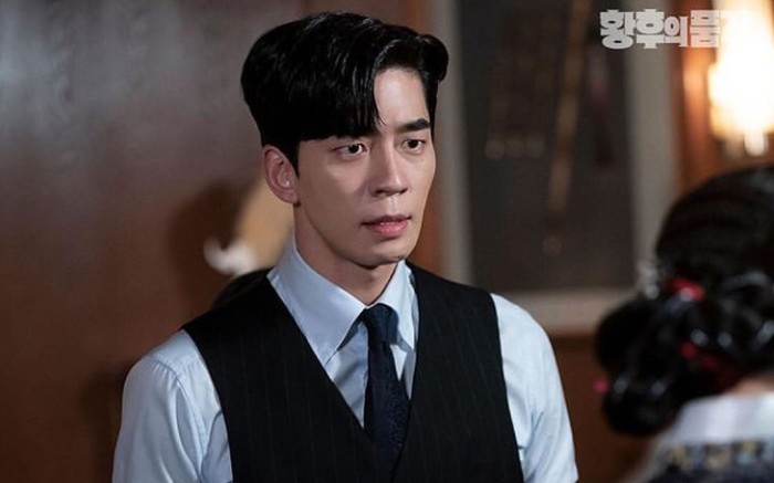 Punya sifat pemarah dan kejam, Raja Lee Hyuk yang diperankan oleh Shin Sung Rok dalam drama The Last Empress ini sukses bikin penonton emosi. Apalagi dengan karakternya yang playboy, dan tidak bisa setia dengan satu perempuan / foto: sbs drama official