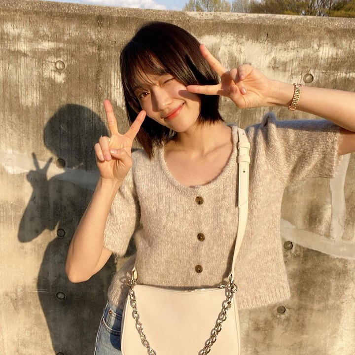 <p>Selain itu, Pyo Ye Jin juga berhasil mendapatkan perhargaan, lho. Pada tahun 2018, ia memenangkan piala di ajang 11th Korea Drama Awards sebagai <em>Popular Character Award – Female</em> dalam serial <em>What's Wrong with Secretary Kim</em>. (Foto: Instagram @yjiinp)<br /><br /><br /></p>