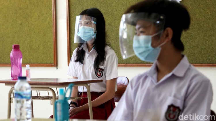 330 sekolah di Kota Bandung menggelar simulasi Pembelajaran Tatap Muka (PTM). Ujicoba ini digelar dan dipantau langsung Pemkot Bandung dari Tanggal 7-18 Juni 2021 mendatang.
