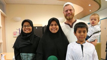 RIKA MENUNGGU TELEPON BULE BELANDA