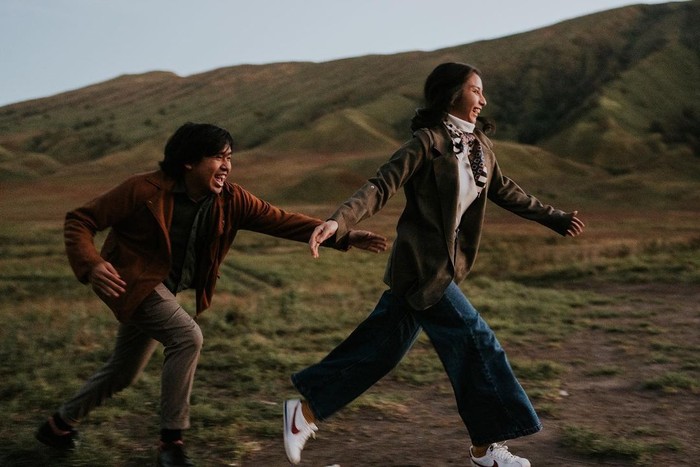 Selain itu, ada juga potretnya ketika berada di Bromo yang sukses bikin baper! Dalam foto tersebut, Joshua terlihat mengejar kekasihnya yang sedang berlari. (Instagram.com/jojosuherman)