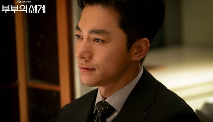 Selain Lee Tae Oh, tokoh Son Jae Hyuk yang diperankan oleh Kim Young Min dalam drama The World of the Married ini juga ngeselin abis. Sangking playboynya, ia masih ga bisa berhenti godain cewek-cewek walaupun sudah beristri / foto: instagram.com/jtbcdrama