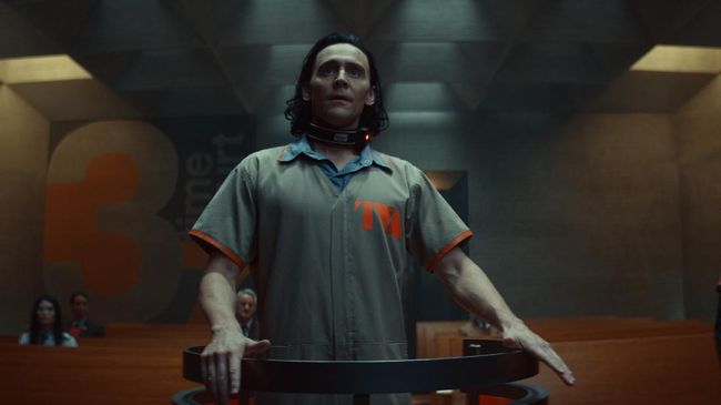 Aktor Tom Hiddleston menjawab perihal identitas gender Loki yang menjadi perbincangan sejak video promo serial Loki rilis.