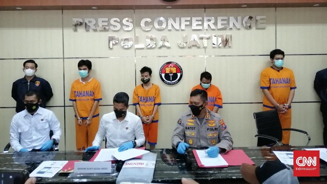 Polda Jatim membekuk empat warga yang berasal dari empat kota berbeda namun terlibat dalam sindikat pembobol kartu kredit untuk investasi mata uang kripto.