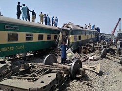 Korban Tewas Tabrakan Kereta di Pakistan Bertambah Jadi 63 Orang