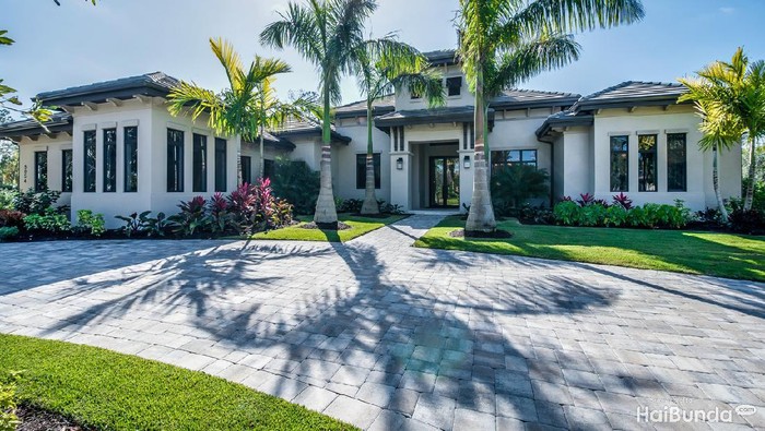 Palm trees and stone circle driveway