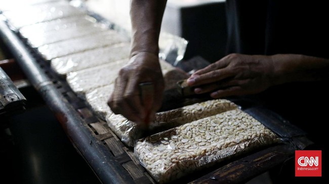Kementerian Perdagangan (Kemendag) memperingatkan harga tahu dan tempe bakal naik seiring melonjaknya harga kedelai internasional.