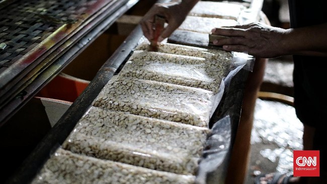 Sejumlah perajin tahu dan tempe di Bandung, Jawa Barat, mengancam bakal mogok produksi karena tingginya harga kedelai.