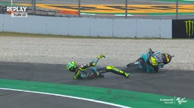 VIDEO: Rossi dan Marquez Kompak Jatuh di MotoGP Catalunya