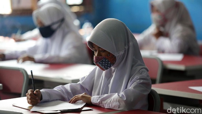 Siswa-Siswi kelas 5 menjalani ujian penilaian akhir sekolah di SD Negeri Kota Baru 2 dan 3, Bekasi Barat, Kota Bekasi, Jawa Barat, Senin (7/6/2021). Ujian ini dilaksanakan secara tatap muka dengan menerapakan protokol kesehatan yang ketat dan membagi beberapa sesi kelas untuk ujian. Satu kelas terdiri dari 15 anak. Ujian ini berlangsung hingga 12 Juni 2021. Hanya kelas 4 dan 5 yang melakukan ujian tatap muka kelas lainnya laksanakan ujian secara daring.