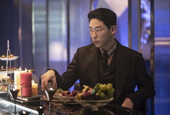 Villain ikonik dalam drama The Penthouse, Joo Dan Tae, yang diperankan oleh Uhm Ki Joon ini selain sukses sebagai pebisnis, juga sukses sebagai playboy. Tidak tanggung-tanggung, ia terlibat dengan empat tokoh wanita sekaligus! / foto: sbs drama official