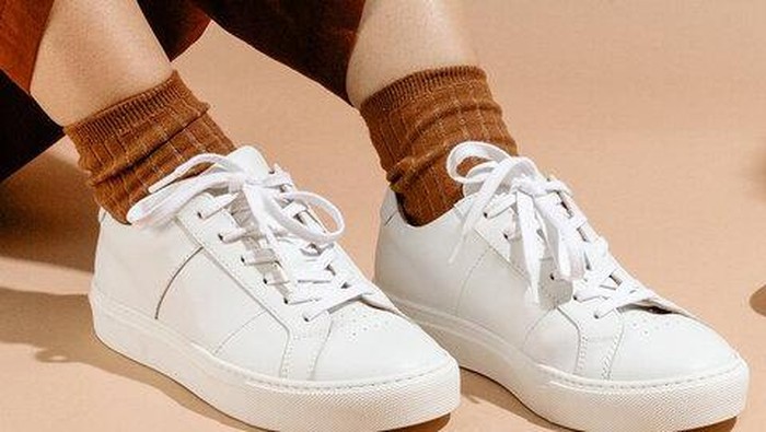 3 Cara Mudah Unyellowing Sepatu, Bikin Sepatu Putih Kembali Bersih
