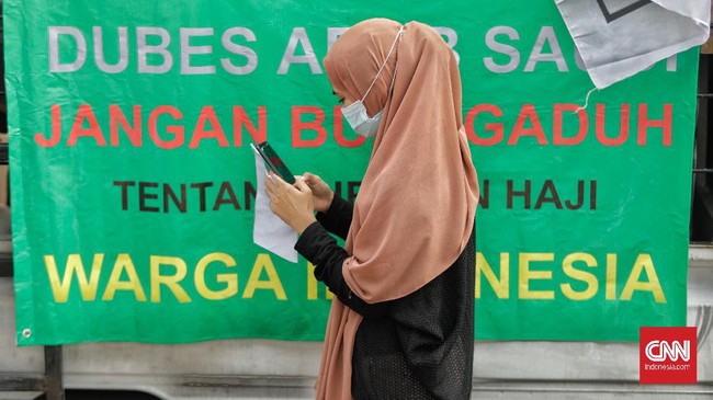 FOTO: Luapan Emosi Batal Haji di Depan Kedubes Saudi