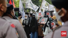 FOTO: Luapan Emosi Batal Haji di Depan Kedubes Saudi