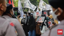 FOTO: Luapan Emosi Batal Haji di Depan Kedubes Saudi