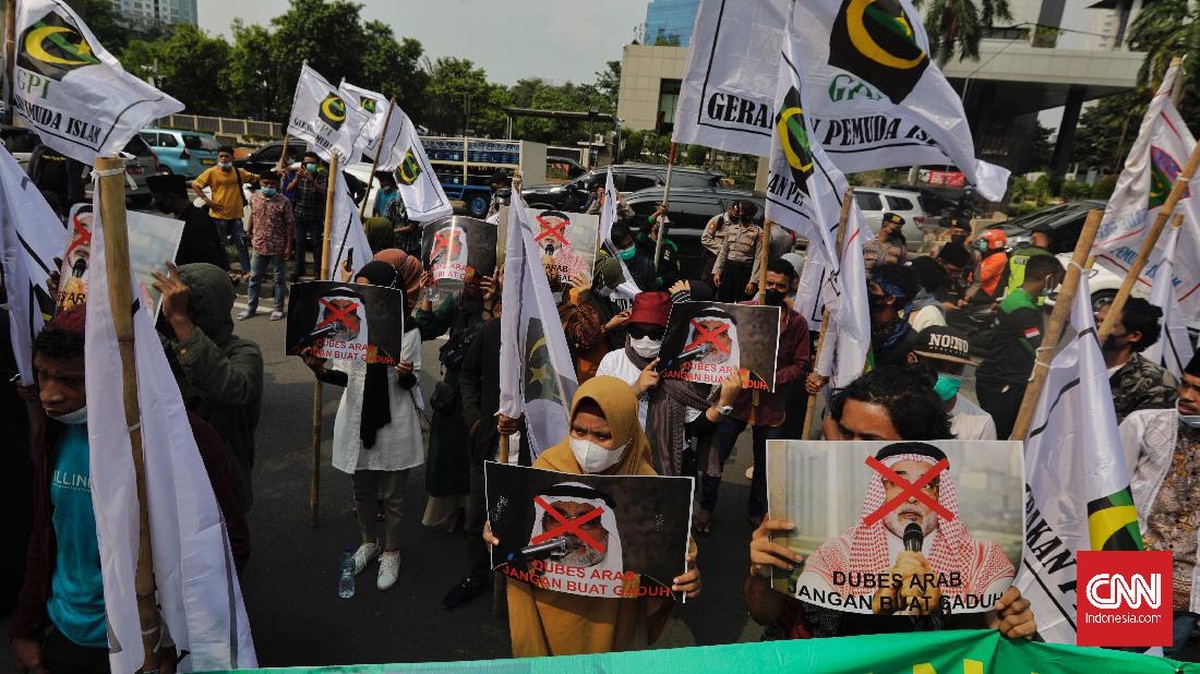 FOTO: Luapan Emosi Batal Haji di Depan Kedubes Saudi
